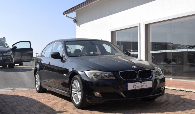 Preto Usado 2009 BMW 320 Sedan | € 11.750 (Caro) - Imagem 1/4