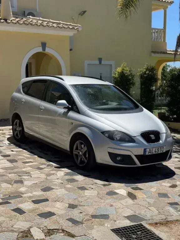 Cinza Usado 2014 Seat Altea XL Monovolume | € 12.500 - Imagem 1/4