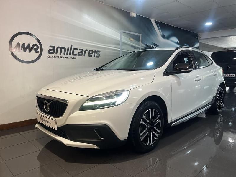 Branco Usado 2018 Volvo V40 Summum Sedan | € 15.800 (Preço elevado) - Imagem 1/4
