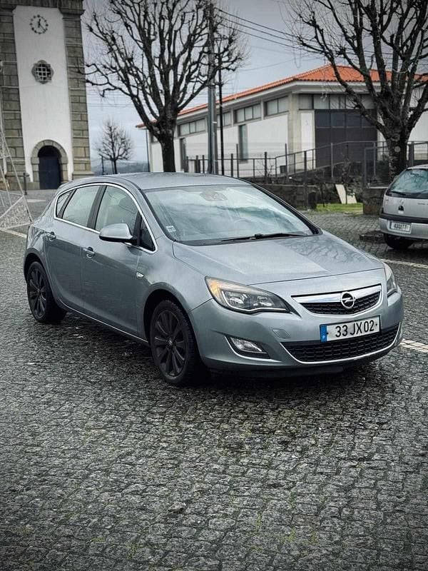 Usado Opel Astra 95 HP (69 kW) 2010 Cinzento