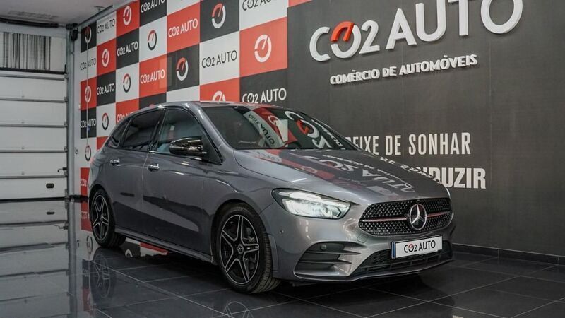 Cinza Usado 2023 Mercedes B180 AMG line Monovolume | € 39.900 - Imagem 1/4