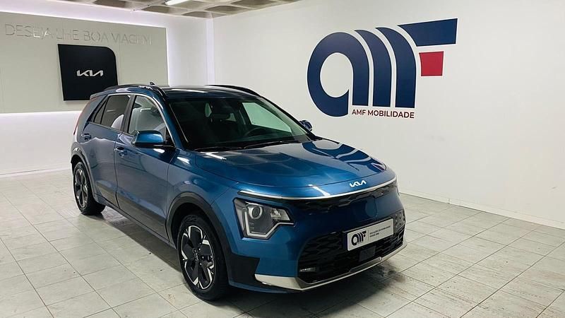 Azul Usado 2024 Kia e-Niro SUV | € 31.899 (Preço justo) - Imagem 1/4