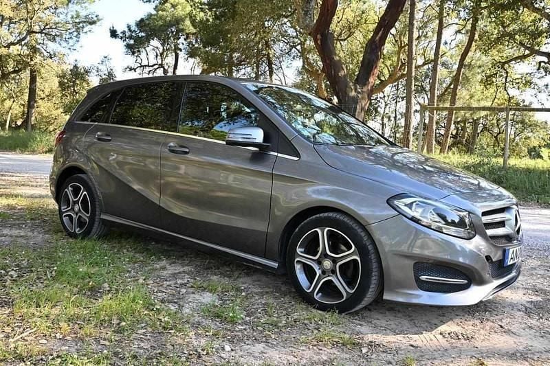 Cinzento Usado 2015 Mercedes B180 Monovolume | € 13.099 (Bom preço) - Imagem 1/4