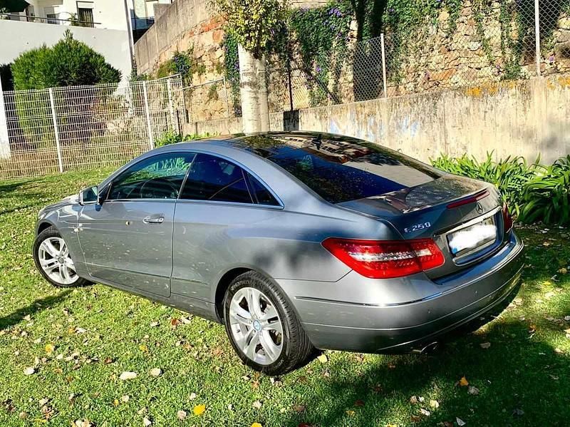 Cinzento Usado 2010 Mercedes E250 Coupé | € 14.500 (Preço justo) - Imagem 1/4