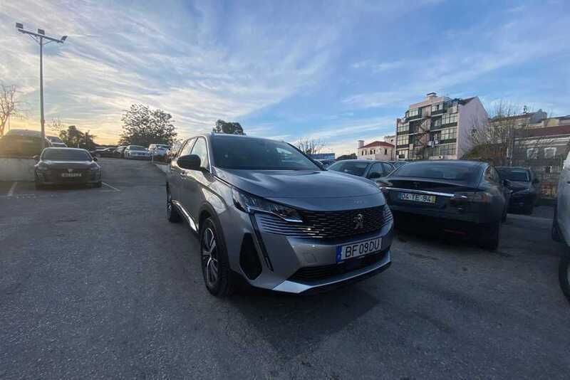 Cinzento Usado 2023 Peugeot 5008 Allure Monovolume | € 41.900 - Imagem 1/4