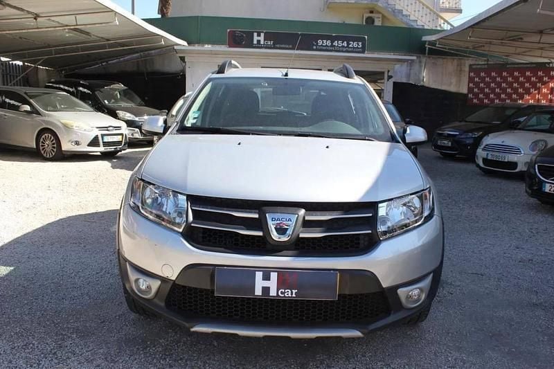 Cinza prata Usado 2015 Dacia Sandero Stepway Citadino | € 9.000 (Bom preço) - Imagem 1/4
