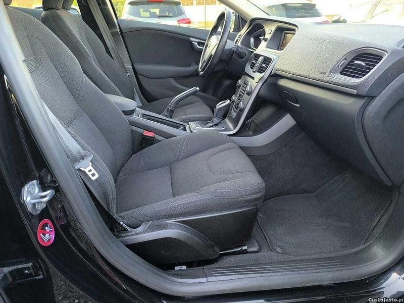 Usado Volvo V40 Kinetic 120 HP (88 kW) 2017 Sedan