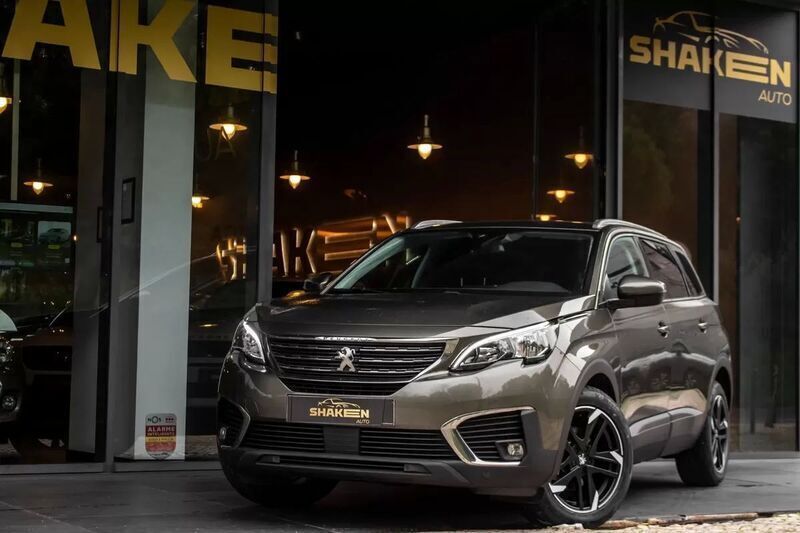 Cinzento Usado 2019 Peugeot 5008 Active Monovolume | € 16.450 (Preço justo) - Imagem 1/4