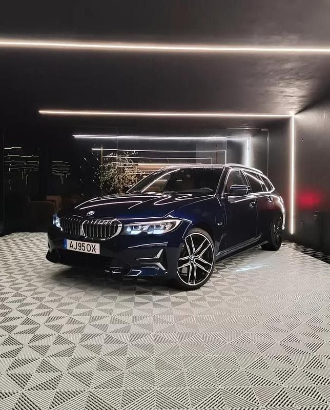 Azul Usado 2021 BMW 320e Luxury Line Carrinha | € 28.750 (Preço justo) - Imagem 1/4