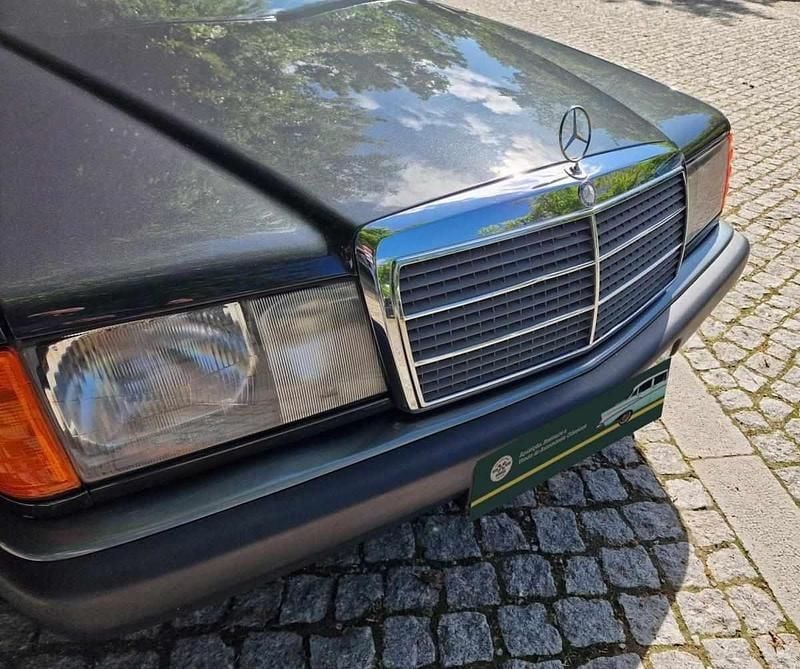 Cinzento Usado 1992 Mercedes 190 Sedan | € 9.900 - Imagem 1/4