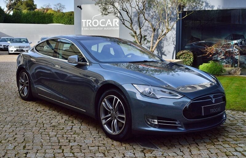 Cinzento Usado 2014 Tesla Model S Sedan | € 33.950 - Imagem 1/4