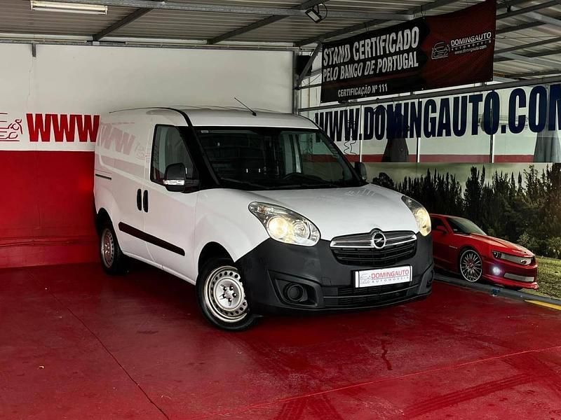 Branco Usado 2013 Opel Combo Monovolume | € 5.950 - Imagem 1/4