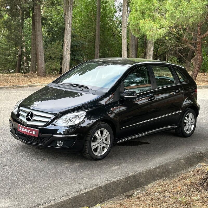 Preto Usado 2010 Mercedes B180 Monovolume | € 11.980 (Preço justo) - Imagem 1/4