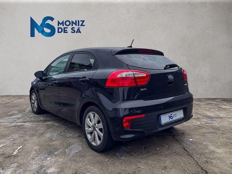 Usado Kia Rio 75 HP (55 kW) 2016 Preto Citadino