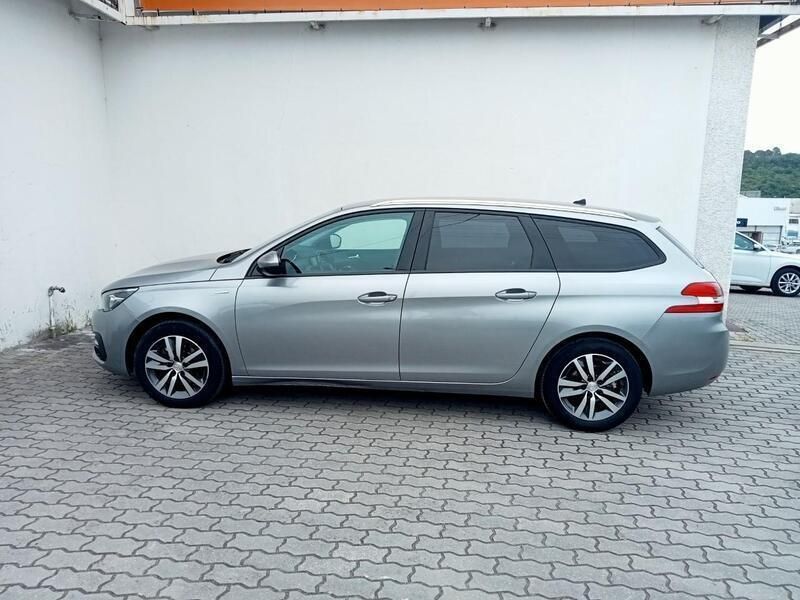 Cinzento Usado 2021 Peugeot 308 Style Sedan | € 19.900 - Imagem 1/4