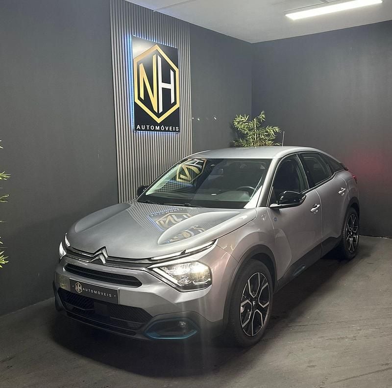 Cinza Usado 2023 Citroën e-C4 Shine Sedan | € 18.990 (Preço justo) - Imagem 1/4