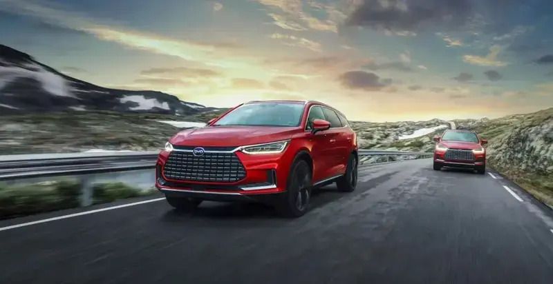 Cinzento Usado 2023 BYD Tang SUV | € 49.000 - Imagem 1/3