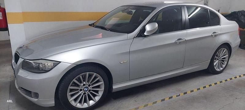 Cinzento Usado 2011 BMW 320 Lifestyle Sedan | € 13.000 (Preço justo) - Imagem 1/2