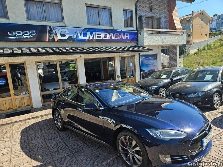 Azul Usado 2015 Tesla Model S Sedan | € 26.990 - Imagem 1/1