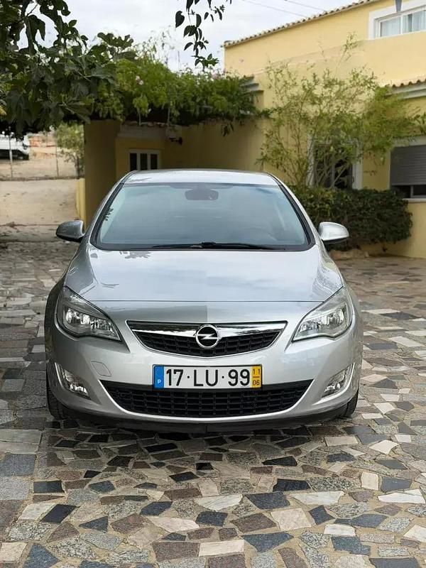Usado Opel Astra 100 HP (73 kW) 2011 Cinzento