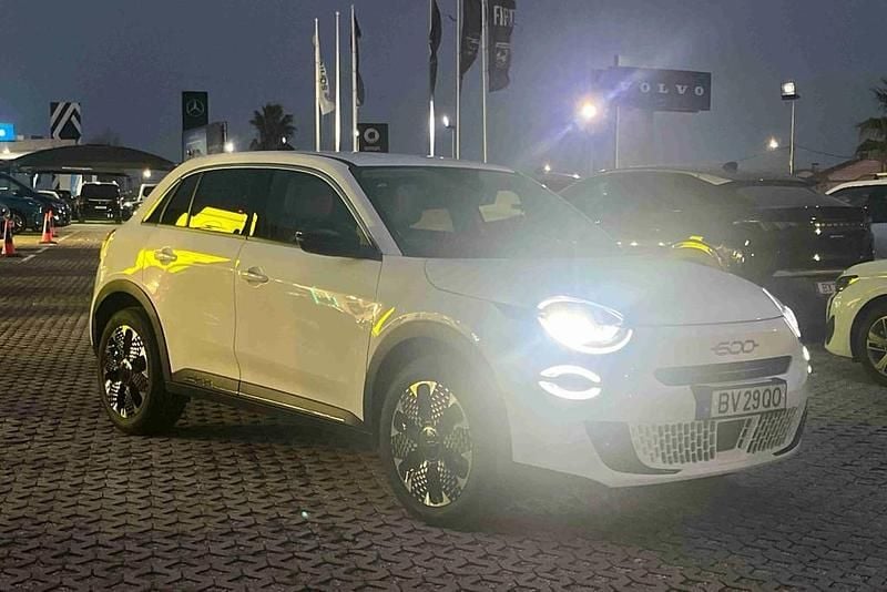 Usado Fiat 600 La Prima 136 HP (100 kW) 2025 Branco SUV