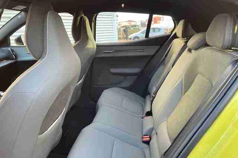 Amarelo Usado 2024 Volvo EX30 Plus SUV | € 40.990 (Bom preço) - Imagem 1/4