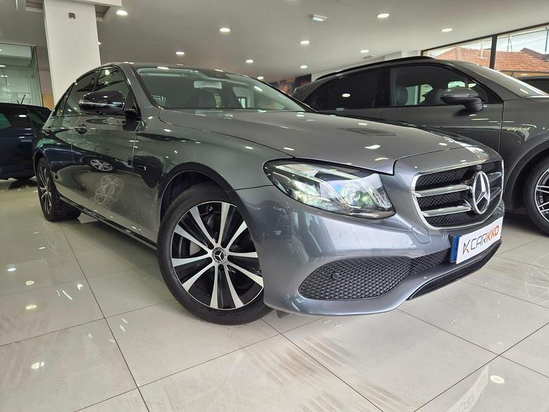 Cinza Usado 2019 Mercedes E300 Avantgarde Sedan | € 33.990 (Bom preço) - Imagem 1/4
