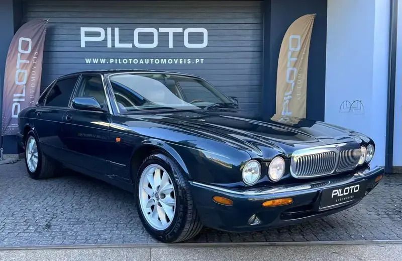 Verde Usado 1998 Jaguar XJ8 Executive Sedan | € 20.990 - Imagem 1/4