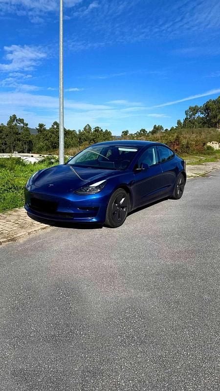 Azul Usado 2021 Tesla Model 3 Standard Range Plus Sedan | € 23.990 (Preço justo) - Imagem 1/4
