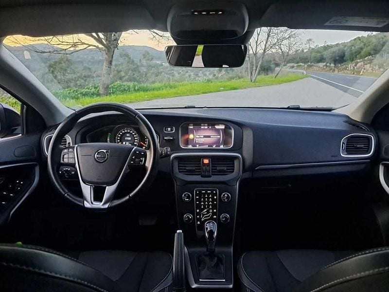 Usado Volvo V40 152 HP (111 kW) 2019 Preto