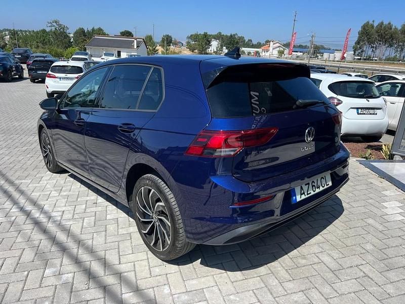 Azul Usado 2023 VW Golf VIII Life | € 20.900 (Preço justo) - Imagem 1/4