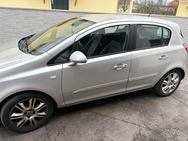 Usado Opel Corsa 90 HP (66 kW) 2007 Sedan