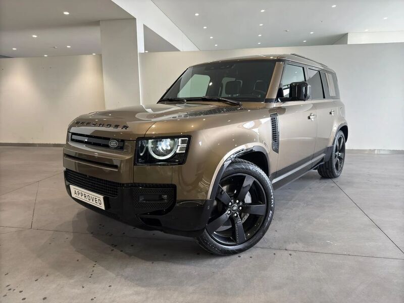 Castanho Usado 2025 Land Rover Defender SE Dynamic SUV | € 110.000 - Imagem 1/4