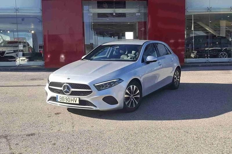 Cinzento Usado 2023 Mercedes A200 Citadino | € 29.990 (Super Preço) - Imagem 1/4