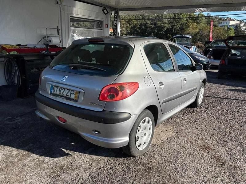 Usado Peugeot 206 68 HP (50 kW) 2005 Cinzento