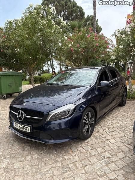 Azul Usado 2017 Mercedes A180 Sedan | € 15.000 (Preço justo) - Imagem 1/1