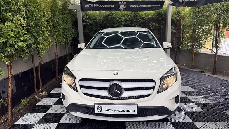 Branco Usado 2015 Mercedes GLA180 Urban SUV | € 15.000 (Bom preço) - Imagem 1/4