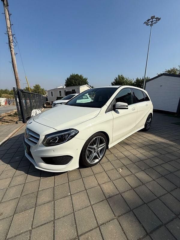 Branco Usado 2015 Mercedes B220 AMG line Monovolume | € 23.950 - Imagem 1/4