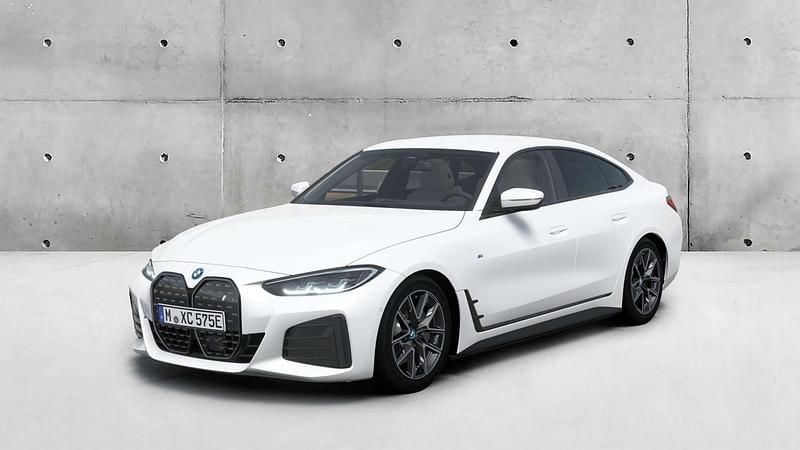Usado BMW i4 250 kW (340 HP) 2022 Branco mineral metalizada Sedan