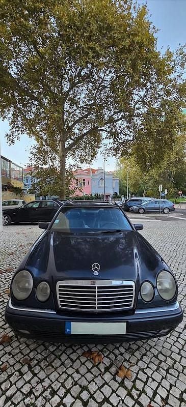 Usado Mercedes E300 177 HP (130 kW) 1999 Azul Carrinha