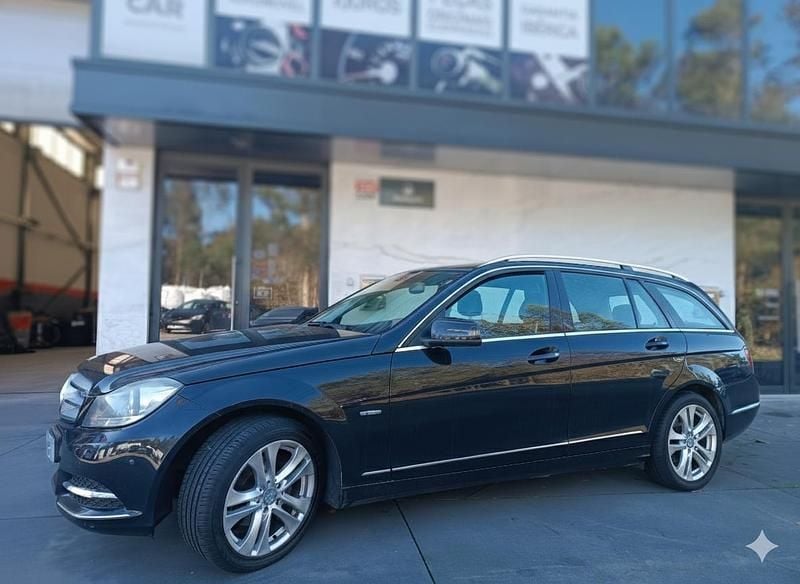 Usado Mercedes C200 136 HP (100 kW) 2012 Preto Carrinha