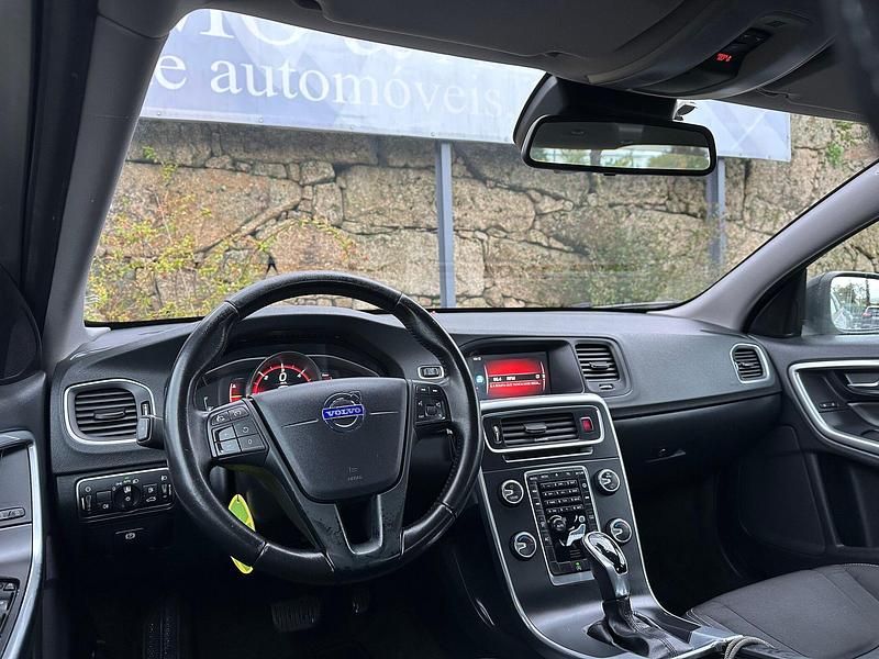 Usado Volvo S60 Kinetic 150 HP (110 kW) 2017 Preto Sedan