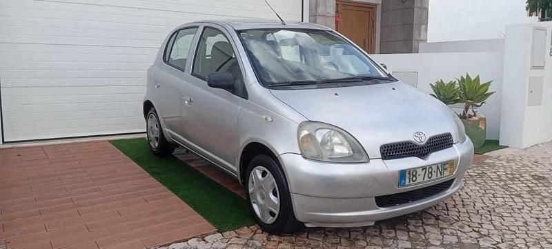 Cinzento Usado 1999 Toyota Yaris Citadino | € 2.250 (Preço justo) - Imagem 1/4
