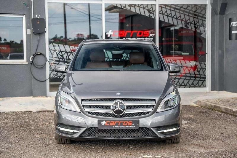 Usado Mercedes B180 109 HP (80 kW) 2012 Cinzento Monovolume