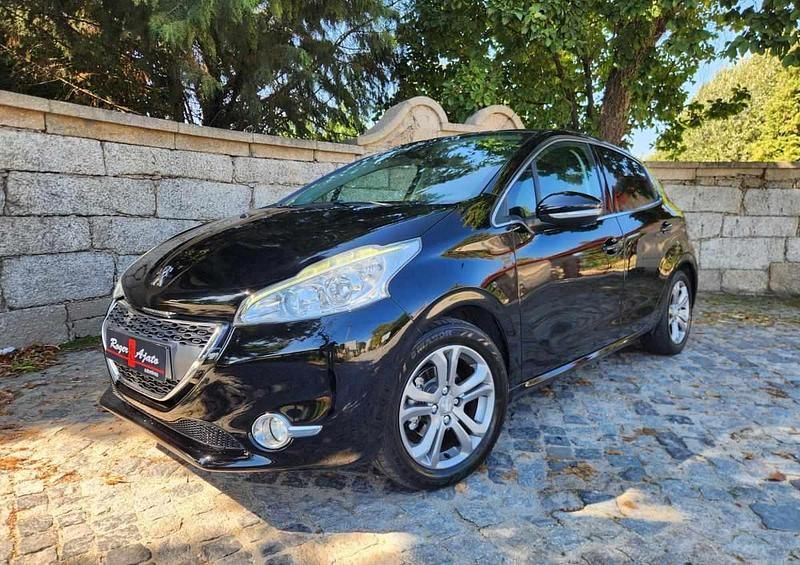Preto Usado 2013 Peugeot 208 Allure Citadino | € 9.850 (Caro) - Imagem 1/4