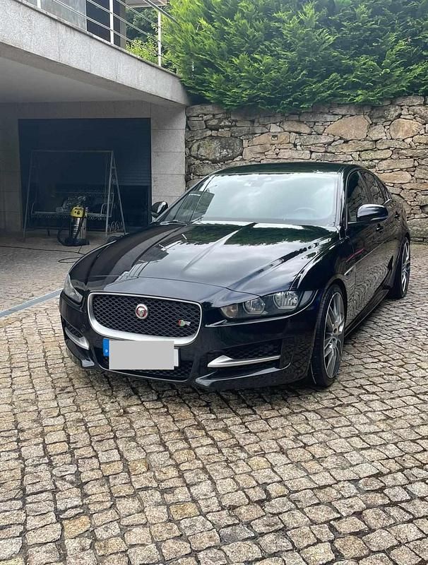 Preto Usado 2015 Jaguar XE R-Sport Sedan | € 13.500 (Preço justo) - Imagem 1/4
