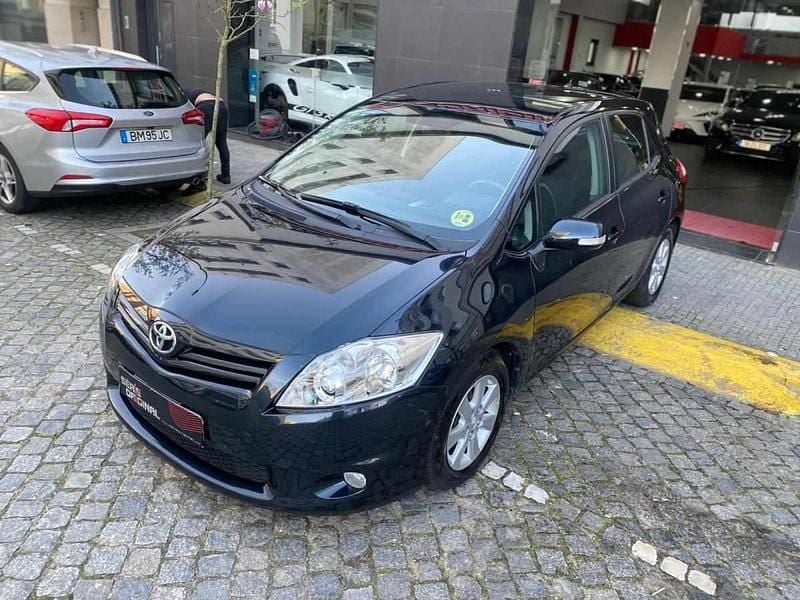 Usado Toyota Auris 90 HP (66 kW) 2012 Preto