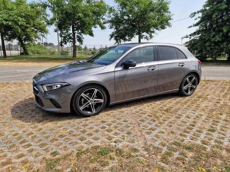 Usado Mercedes A180 Night 109 HP (80 kW) 2018 Cinzento Citadino