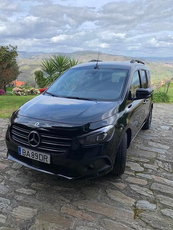 Preto Usado 2023 Mercedes T180 Monovolume | € 29.500 - Imagem 1/4
