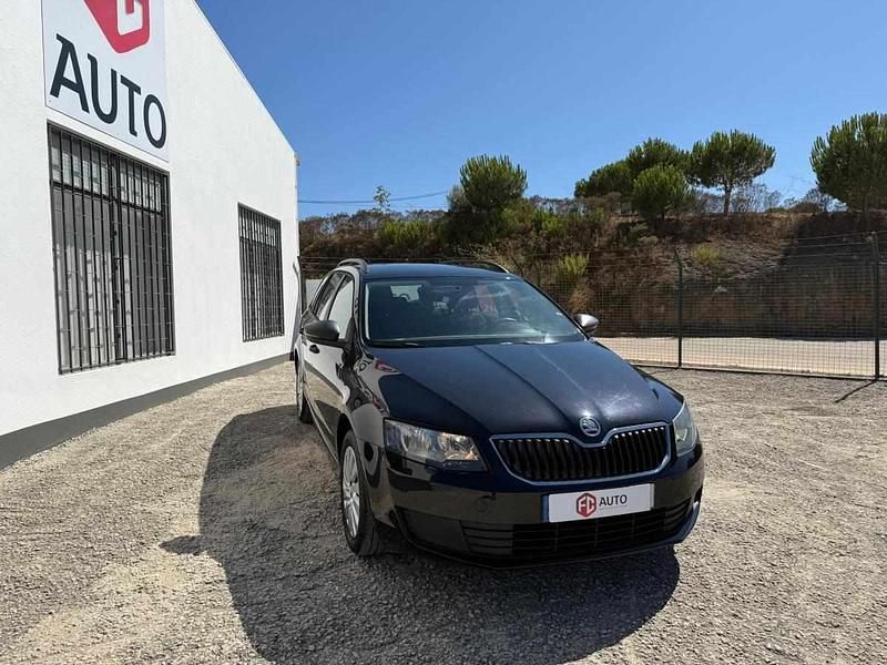 Usado Skoda Octavia Active 105 HP (77 kW) 2014 Preto Carrinha